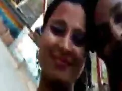 Chica jugando con he ...